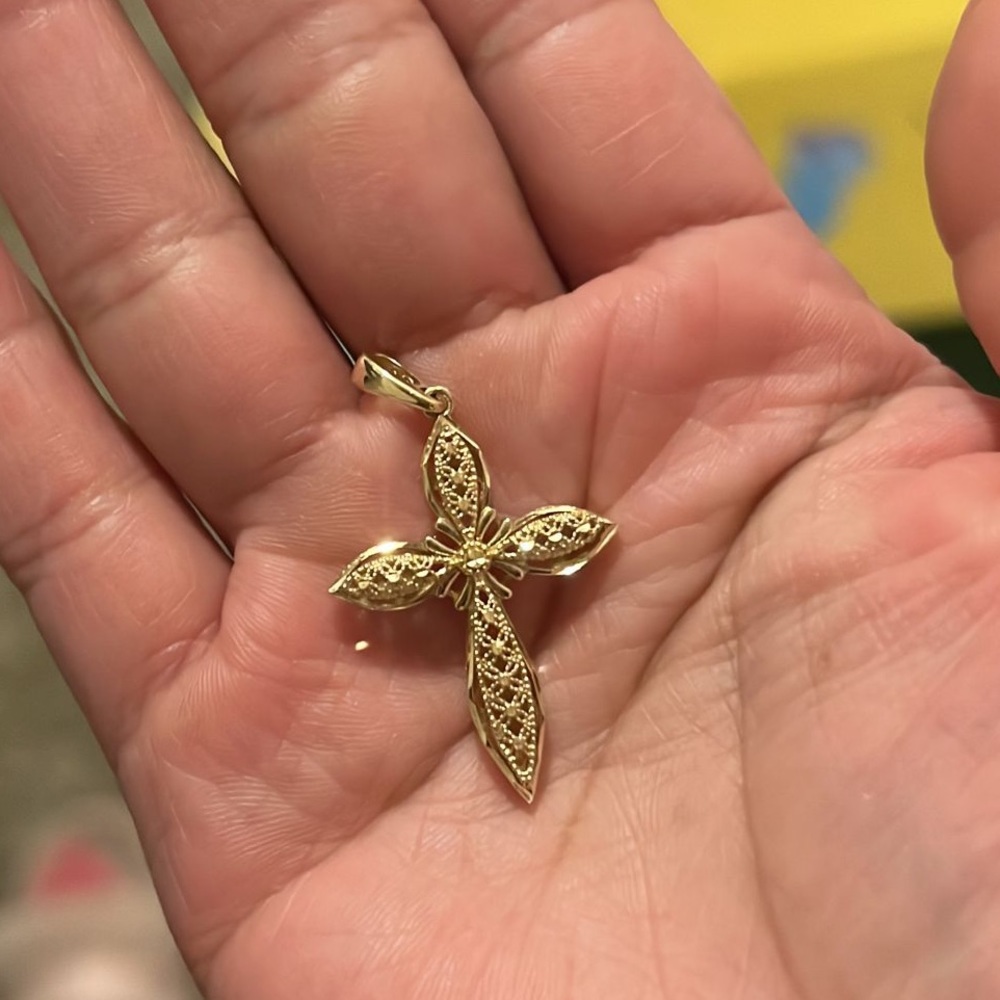 14Kt yellow gold filigree cross